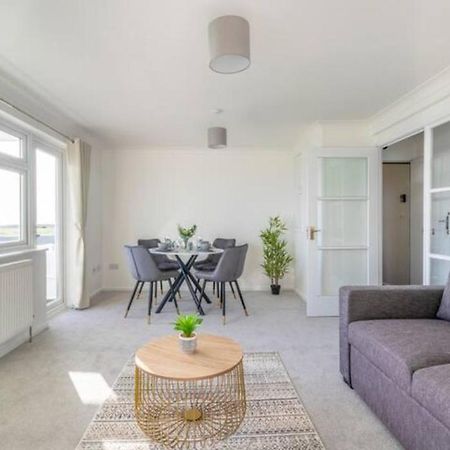 Large Sea View 2 Bedroom Sleeps 6 - Free Parking 伯恩茅斯 外观 照片