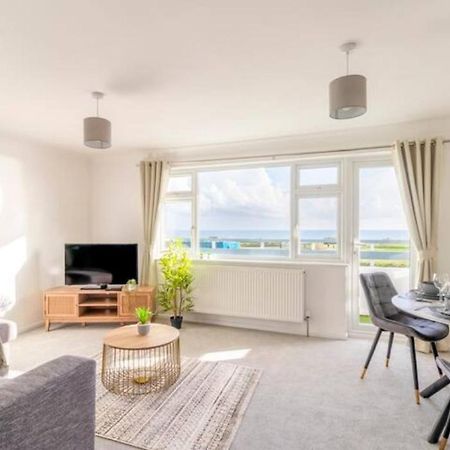 Large Sea View 2 Bedroom Sleeps 6 - Free Parking 伯恩茅斯 外观 照片