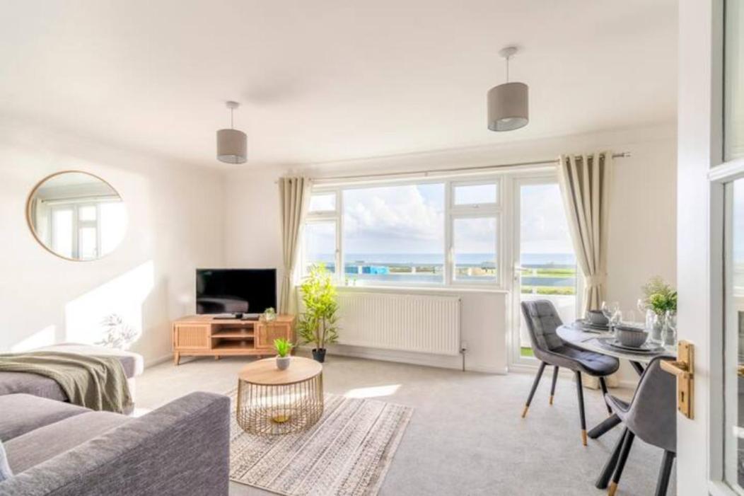 Large Sea View 2 Bedroom Sleeps 6 - Free Parking 伯恩茅斯 外观 照片