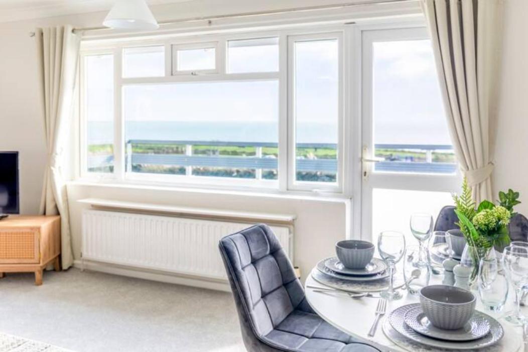 Large Sea View 2 Bedroom Sleeps 6 - Free Parking 伯恩茅斯 外观 照片