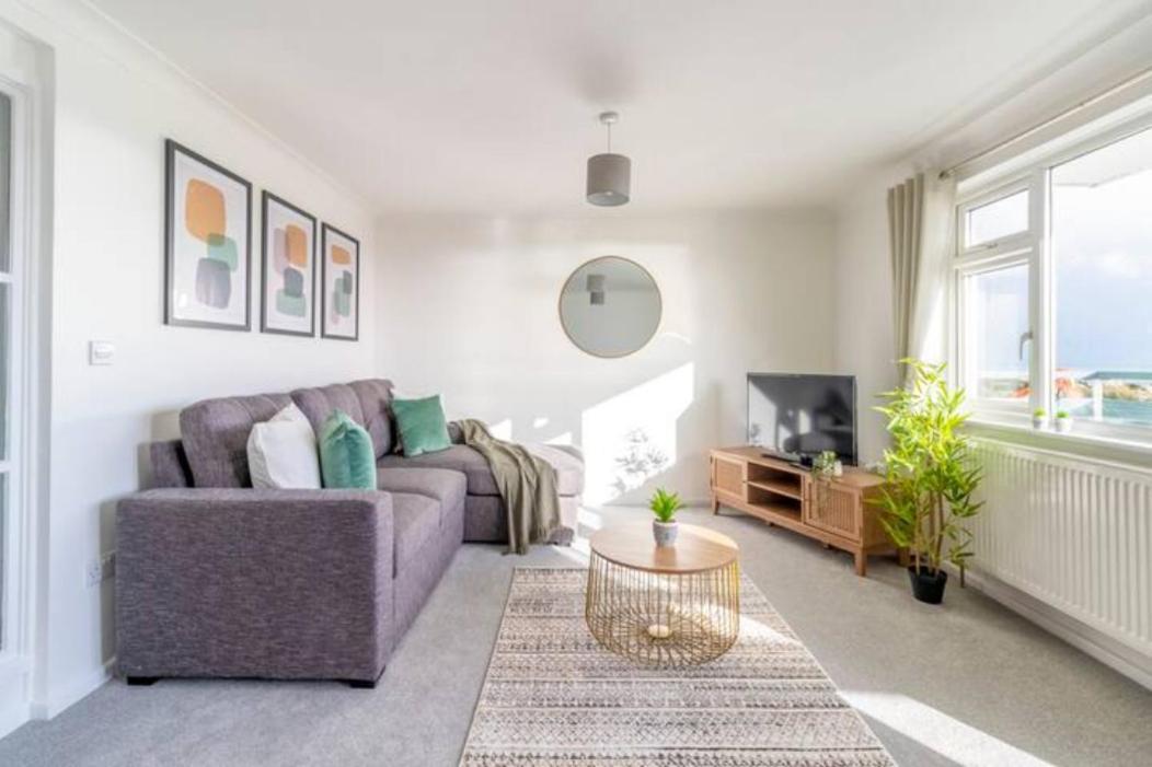 Large Sea View 2 Bedroom Sleeps 6 - Free Parking 伯恩茅斯 外观 照片
