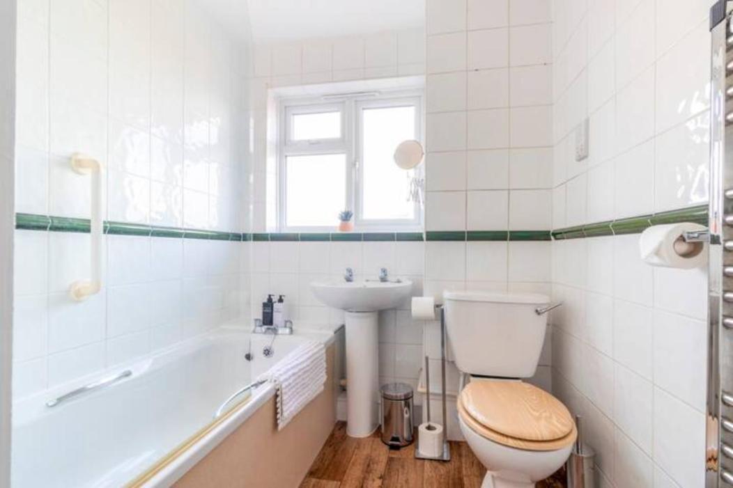 Large Sea View 2 Bedroom Sleeps 6 - Free Parking 伯恩茅斯 外观 照片