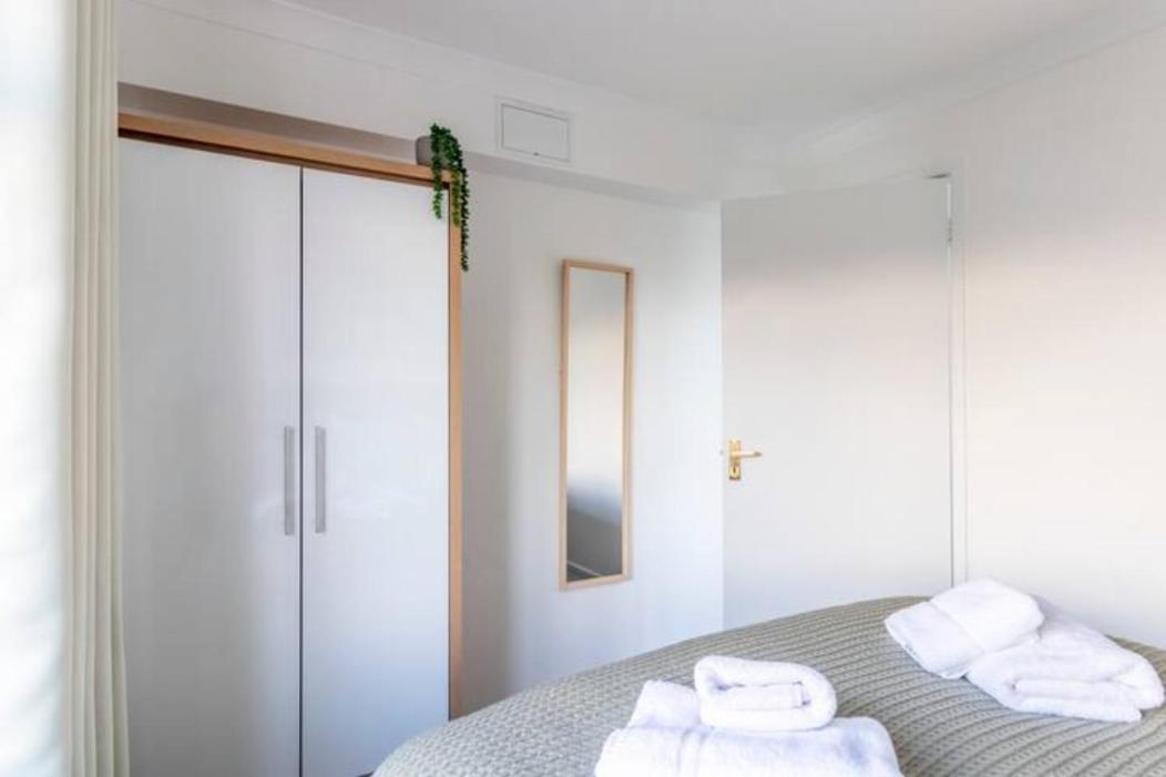 Large Sea View 2 Bedroom Sleeps 6 - Free Parking 伯恩茅斯 外观 照片