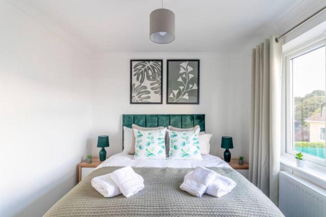 Large Sea View 2 Bedroom Sleeps 6 - Free Parking 伯恩茅斯 外观 照片