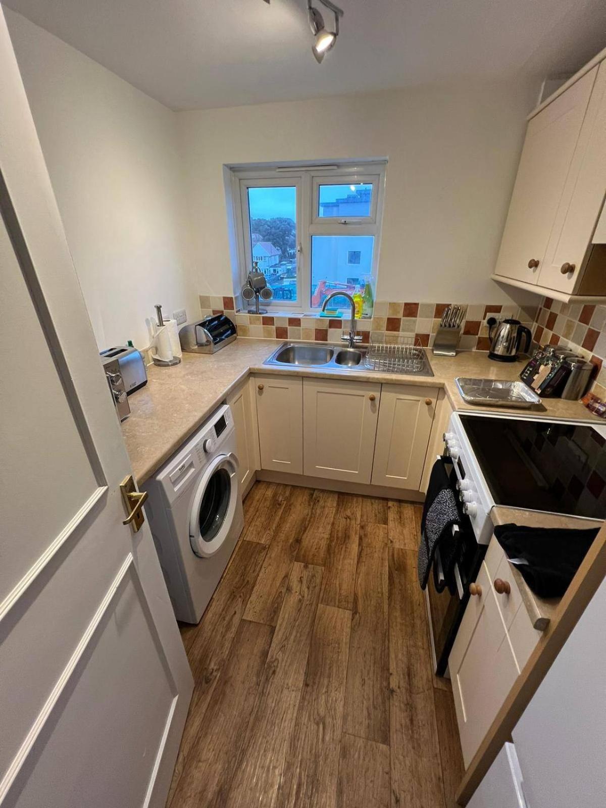 Large Sea View 2 Bedroom Sleeps 6 - Free Parking 伯恩茅斯 外观 照片